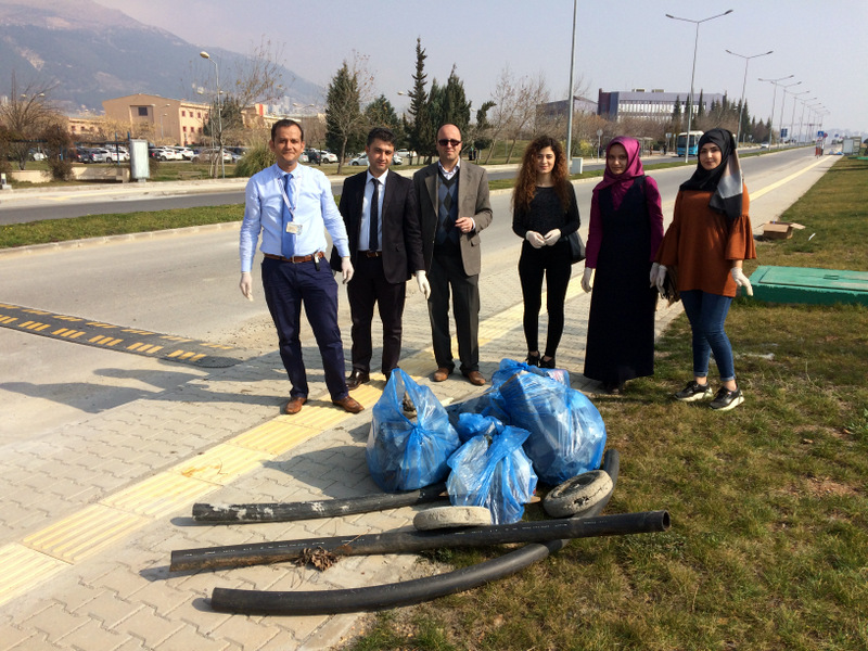 İdari Personel ve Öğrencilerimiz Bahar Temizliğinde ( Rektörlük Fen Edebiyat Fakültesi Civarı )